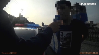 不准跑！　男酒駕還肇逃　遭撞騎士沿路追車