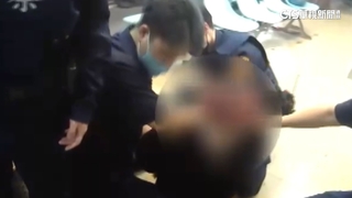 黑衣男持空氣槍閒晃　騎樓射娃娃機後逃逸