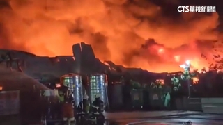 桃園鐵皮工廠凌晨惡火！　全面燃燒幸無傷亡