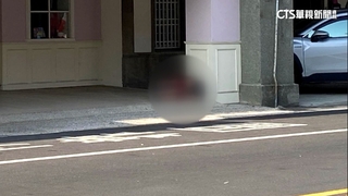 男童疑等車累「躺地睡著」　民眾直呼：好心疼