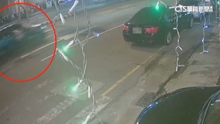 女走斑馬線遭闖紅燈轎車撞飛　3路人驚險逃劫