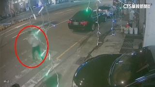 女綠燈走斑馬線過馬路　慘遭闖紅燈車撞飛5米