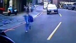 驚險一瞬間！　學童過馬路「與車爭道」險遭撞
