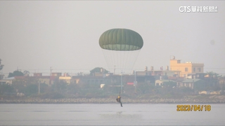 航特部大鵬灣跳傘　官兵1250呎高空跳出場面壯觀