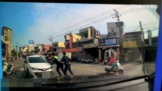 贓車賊拒檢撞警逃竄　警開2槍.辣椒水逮人