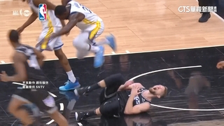 勇士「嘴綠」又被罵髒　狠踩對手胸部遭驅逐