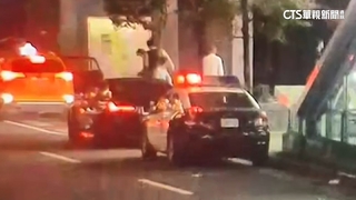 工作不順約同事喝一杯　醉男踹車大鬧東區