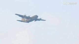 克服困難地形　陸軍航特部大鵬灣跳傘訓練