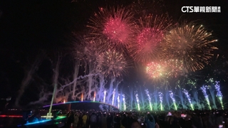 澎湖花火節雨中登場！　逾200種花火點亮夜空