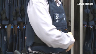 桃園警爆全裸站值勤台　分局記過調職懲處