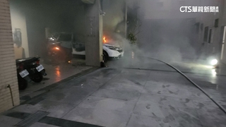 愛車停自家門口起火　屋主.鄰居睡夢中驚逃