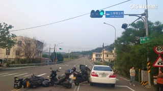 父母分騎載孩出遊　路口追撞女兒痛喊「救命」