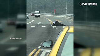「無臉男」橫躺金崙大橋！　警：查明身分後開罰