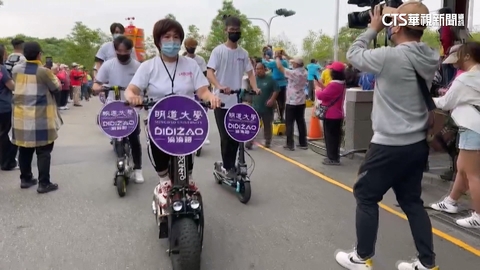 大甲媽回鑾到彰化　大學生滑板車車隊開路