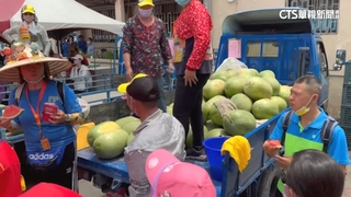 天熱！大甲媽回鑾　300顆西瓜.噴霧水槍消暑