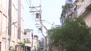 高雄出現「彎腰」電桿　網笑：「修圖開太強」變形了