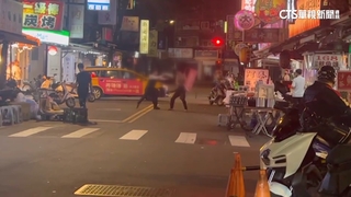 叫車沒錢付　運將二度拒載　乘客踹車起衝突