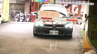 疑為省停車費「跟車進場」　騎士慘遭柵欄重擊頭部