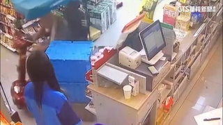 翁騎代步車暴衝撞超商　店員淡定：不是第一次