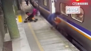 疑重心不穩！　婦人推娃娃車墜落　險被月台「吞沒」