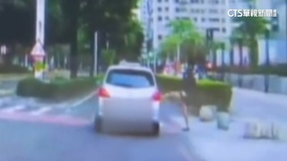 氣不過！右轉車輛不禮讓　高雄女行人怒踹車門