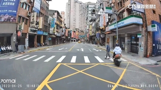 機車未減速鑽後方「險撞行人」　警初判未違規挨轟