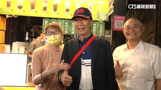郭台銘逛瑞豐夜市　民眾熱情簇擁搶拍照握手