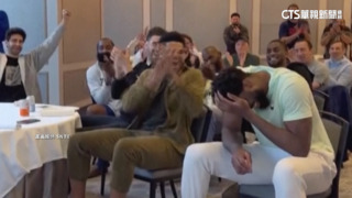 終於榮獲NBA年度MVP！　Embiid掩面落淚