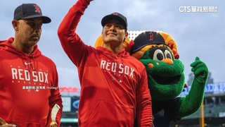 紅襪表揚「國防部長」　張育成術後現身領WBC獎座