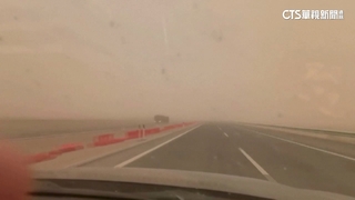 超強沙塵暴襲新疆　築起百公尺「沙牆」