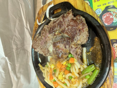 夜市牛排好吃嗎？外國人狂吹捧　網友解答因「這東西」台灣獨有