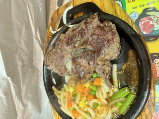 夜市牛排好吃嗎？外國人狂吹捧　網友解答因「這東西」台灣獨有