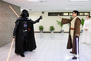「願原力與你同在」  陳其邁化身「絕地武士」歡慶國際星戰日