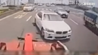 悚！　兩輛「無人車」滑行　目擊民眾嚇傻：太危險