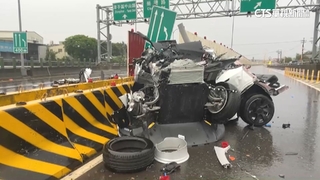 疑酒駕！台74電動車自撞護欄2死　車體對折變形