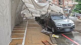 高雄下雨了！　博愛崇德路口鷹架倒塌壓5車