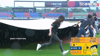 中職女工作人員超敬業　雨中拉帆布慘摔成「嬌」點