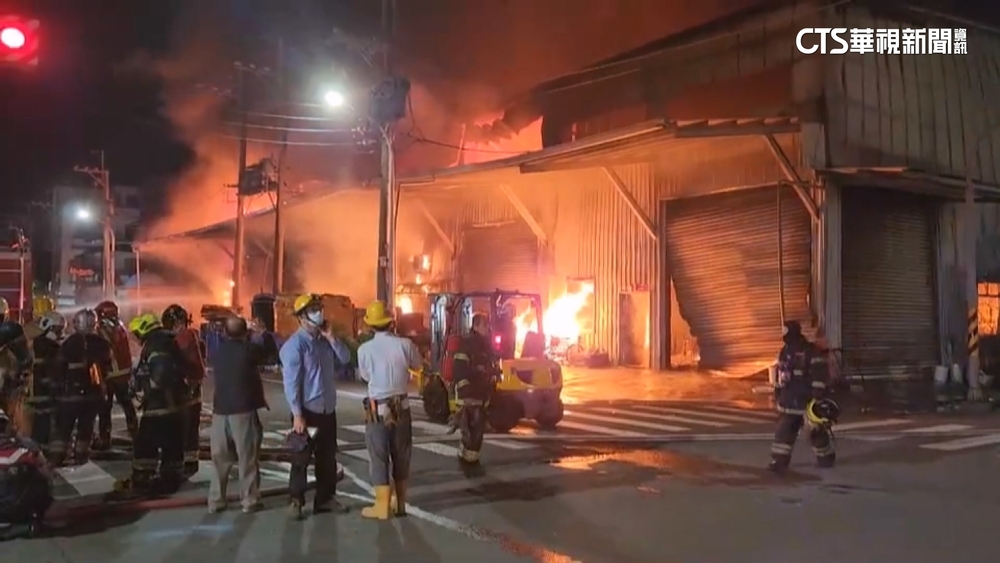 台南安南4鐵皮屋工廠大火　灌救滅火無傷亡 | 