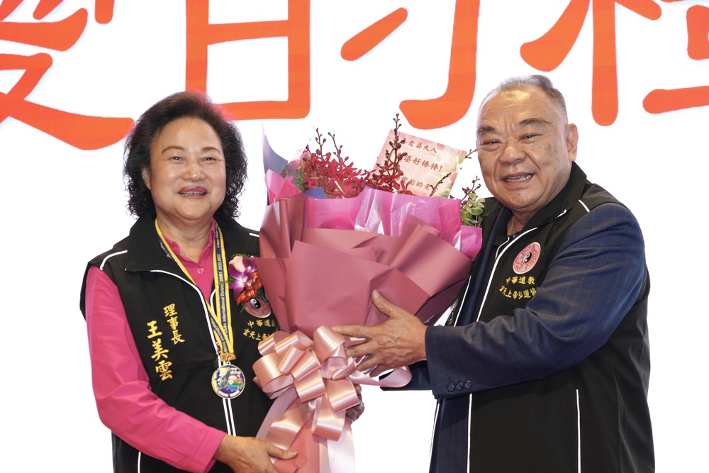 麗寶集團董事長吳寶田以總顧問身份獻花恭賀新任理事長王美雲。
