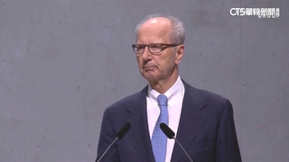 民眾丟東西抗議　福斯主席身手矯健成功閃過