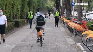 阿伯騎自行車「上人行道」！ 他好奇問：自行車能騎在人行道上？