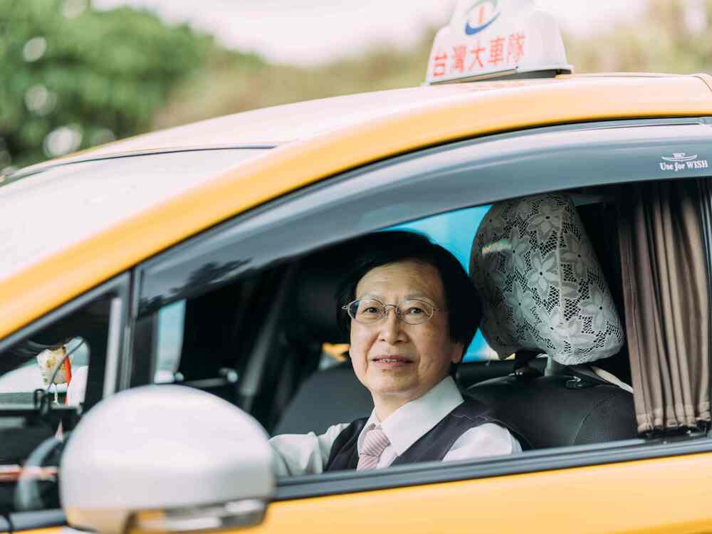 凃秀蘭在數年前加入台灣計程車駕駛暖心協會，跟著協會到處去關懷有需求的計程車駕駛，幫助有需求的朋友能再站起來，當未來有能力後再回饋社會，一直一直把愛傳承下去。圖/55688集團提供