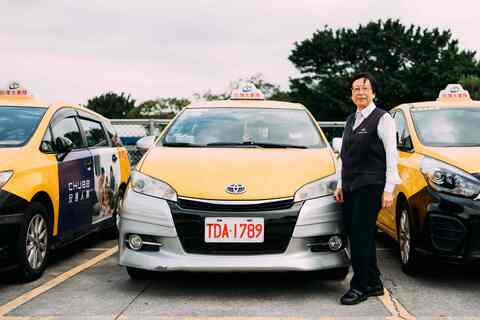 揹債、失業、離婚，單親媽為育兒改行當運將，生活大管家出動獻關懷