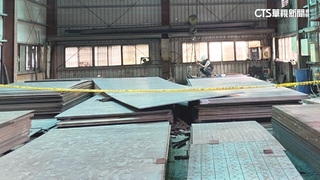 疑吊具斷裂脫鉤　2.5噸鐵板從天降砸死工廠員工
