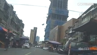 驚悚！吊掛意外　建材自10樓高空「一躍而下」