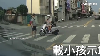 高雄「15秒馬路驚悚片」　駕駛不讓童.騎士險撞人