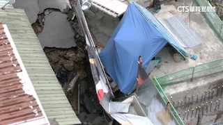 2小時二度坍塌！　信義區「15米天坑」吞機車