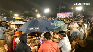 安平天后宮席開300桌　數千人「撐傘」吃平安宴