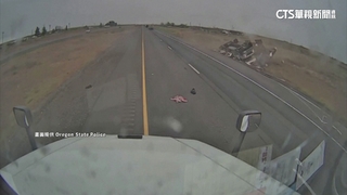 悚！露營車不當切換車道翻覆　車體上下分離