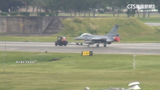 空軍下士值勤掉落拖車　慘遭電源車輾斃